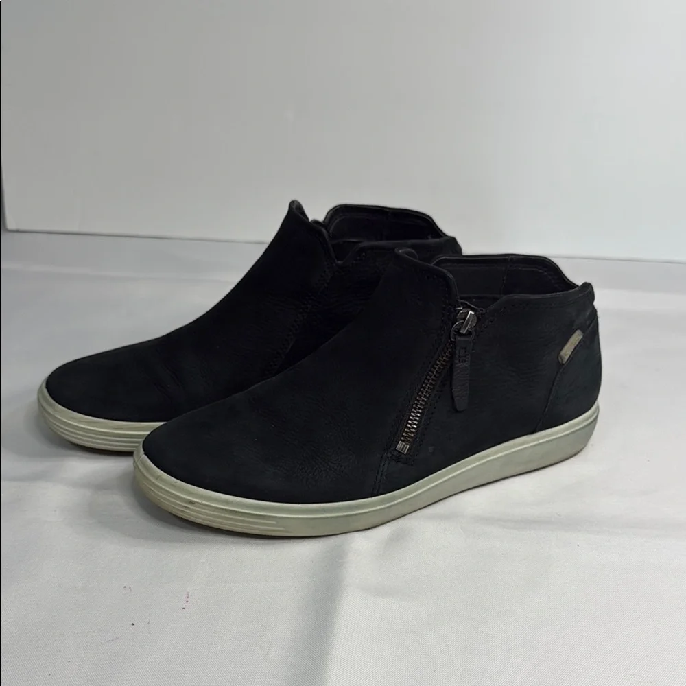 Ecco Black Chukka Boots with Sleek Design